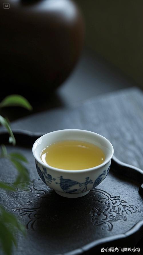 老巷路口竹制茶摊的茉莉花茶碗