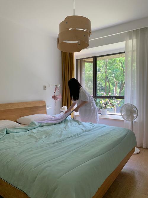 轻度抑郁日常清晨整理床铺场景