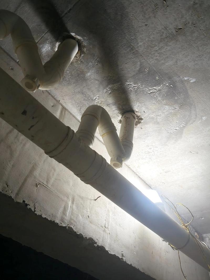 卫生间管根堵漏宝封堵施工前对比