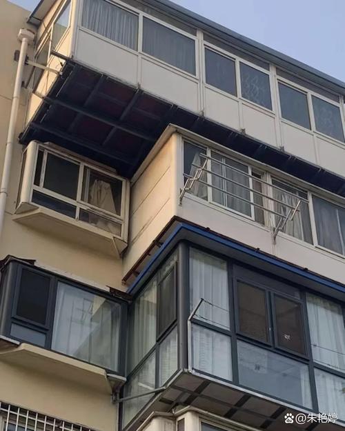 老小区居民楼阳台违规扩建实景图