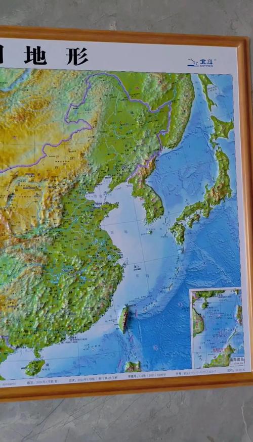 教师使用平板展示AR地理教材中的立体地形