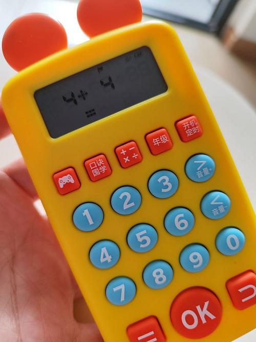 孩子用废旧计算器假装打电话创意游戏特写