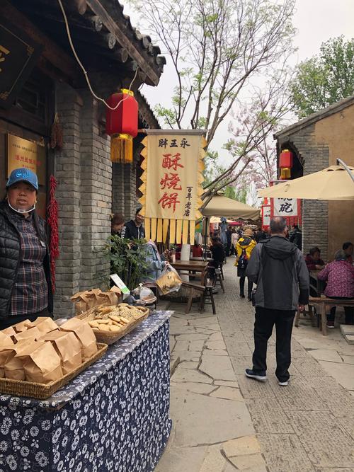 德州古运河老街青石板旁的羊肠汤摊