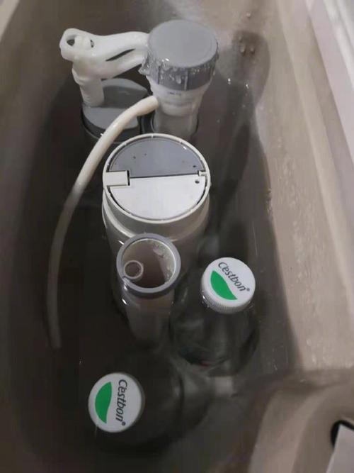 马桶水箱放装满水水瓶节水场景图