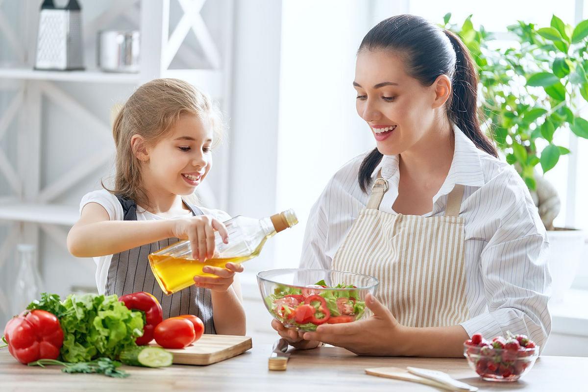 妈妈陪孩子看儿童食品配料表达成照片