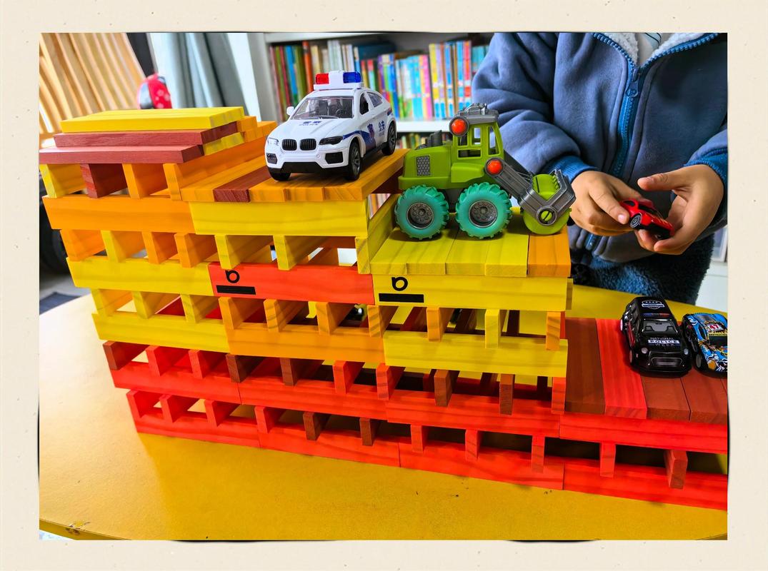 小学生用积木搭建城市模型场景