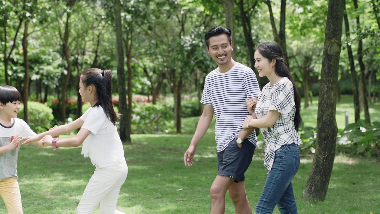 离婚后父母探望子女公园见面场景