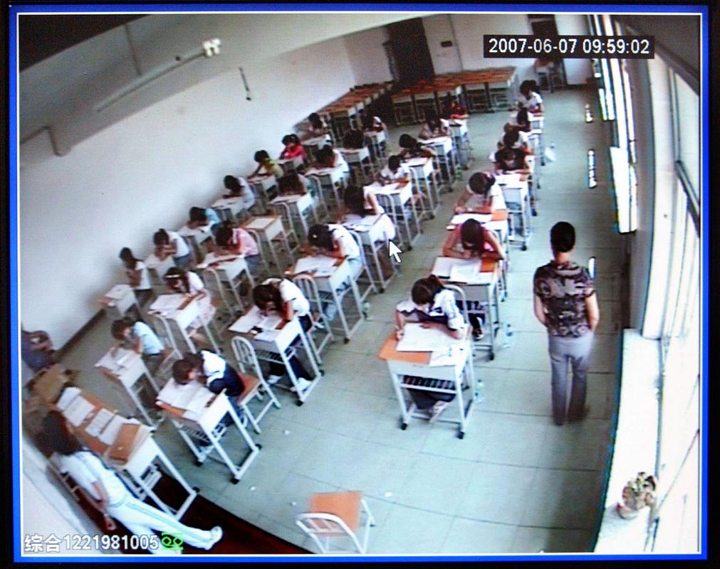 学校教室后墙监控摄像头争议场景