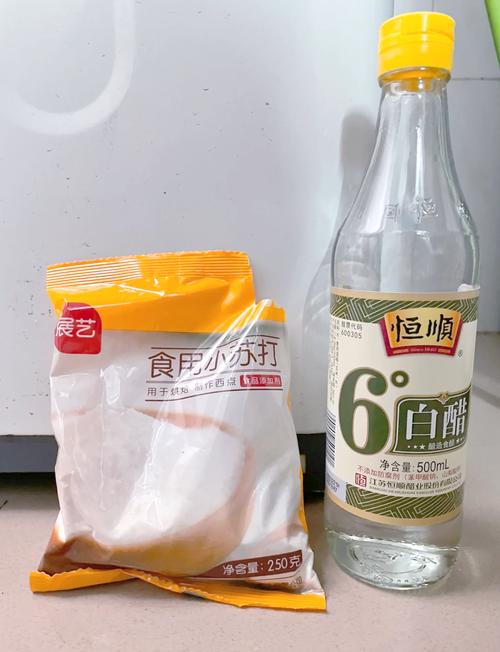 厨房台面上摆放着小苏打、白醋和柠檬酸的玻璃罐