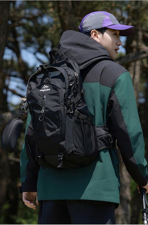 不同容量登山包上身效果对比