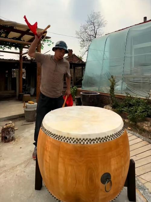 湖北南漳闹年锣鼓老艺人手工制牛皮鼓