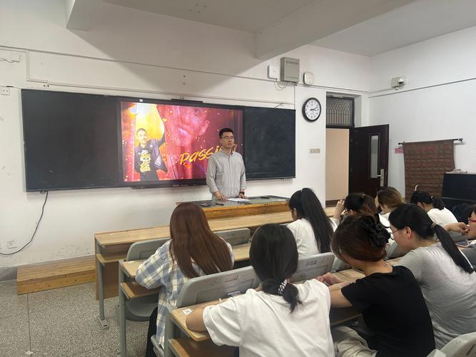 大学辅导员在班会上布置保研推免工作场景