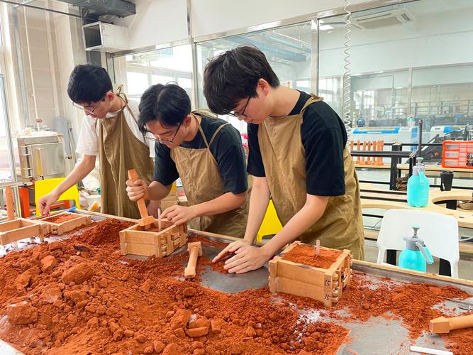 高校金工实训重力铸造手工砂型操作现场