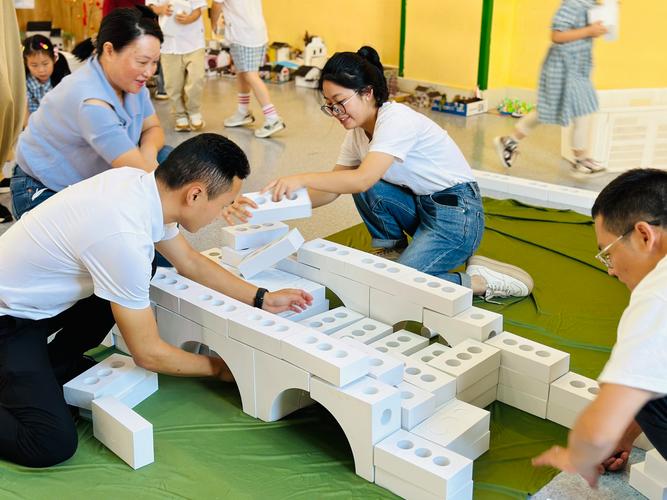 父母和孩子共同搭建积木塔的合作场景