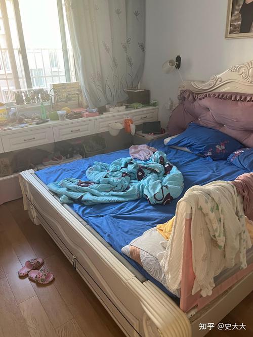 新手父母月子里卧室凌乱实拍图