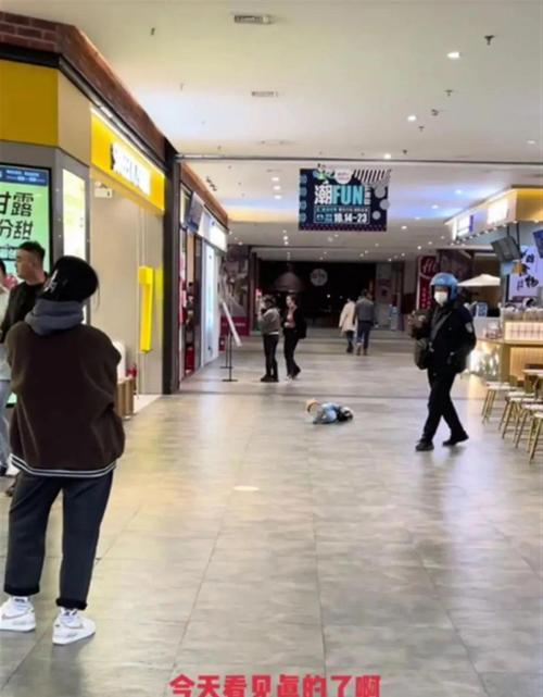 两岁宝宝发脾气躺地上打滚商场实拍