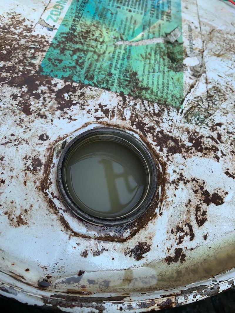 污染变质的液压系统液压油样本