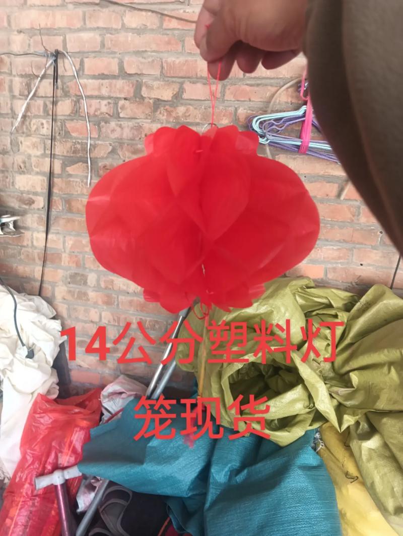市场摊位上出售的廉价塑料电子灯笼