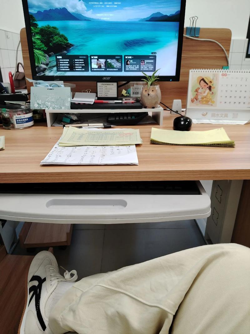 下班后在家做副业的工作台场景