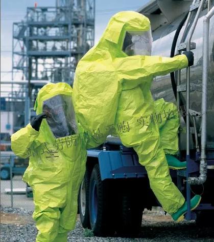 全封闭重型化学防护服气密性测试现场