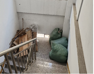 中小工厂堵塞消防通道违规堆放物料实拍