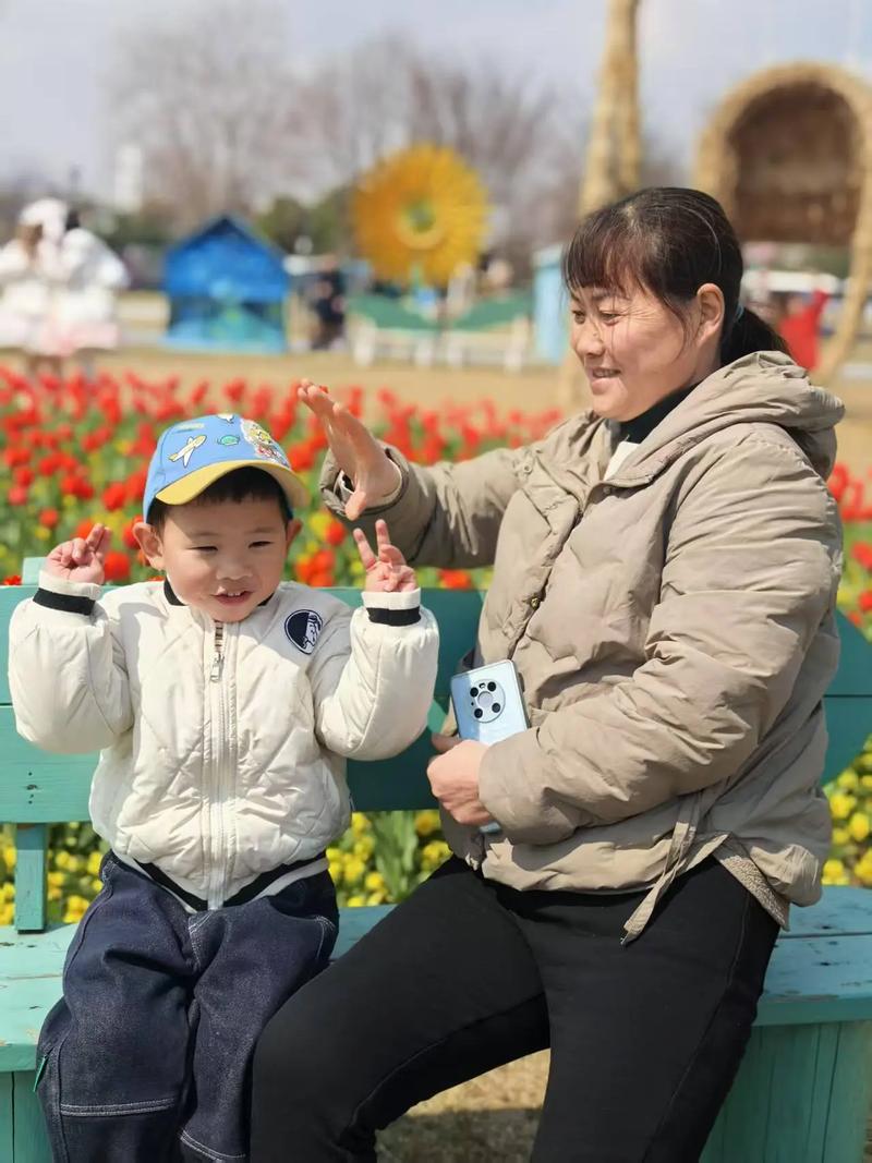 老人在公园带孙子玩手指游戏早教