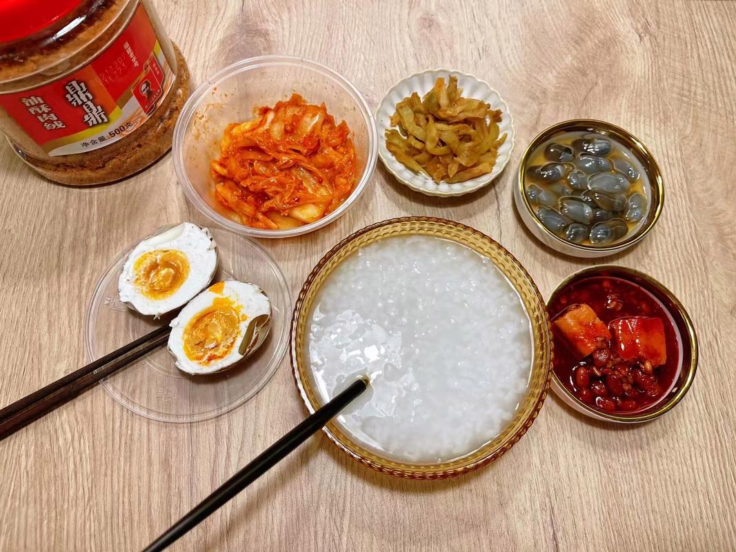 老字号独立小包装酱菜搭配白粥的居家早餐场景
