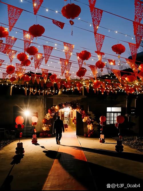 夜幕降临时温馨的农家小院婚礼现场