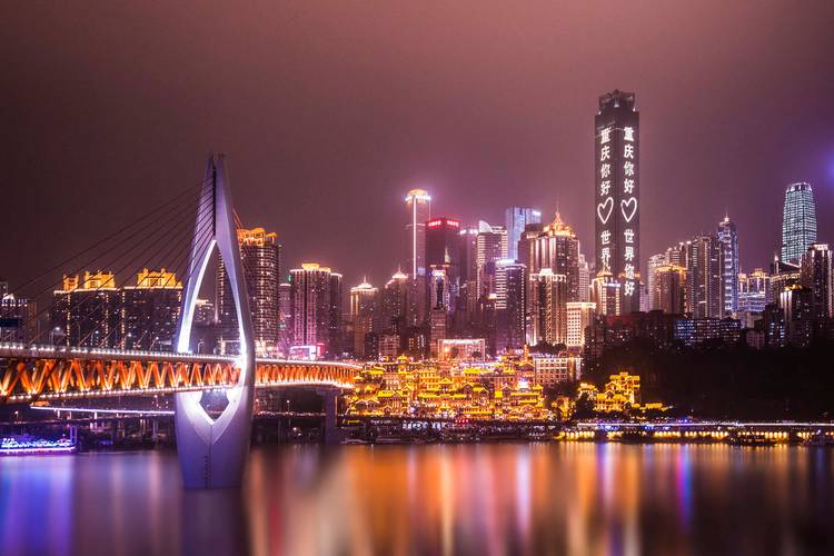老旧居民楼青石板缝嵌梧桐果的扫地场景