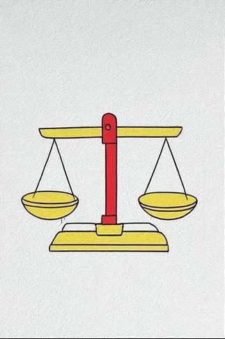 桌面装饰小天平与纸条抉择象征