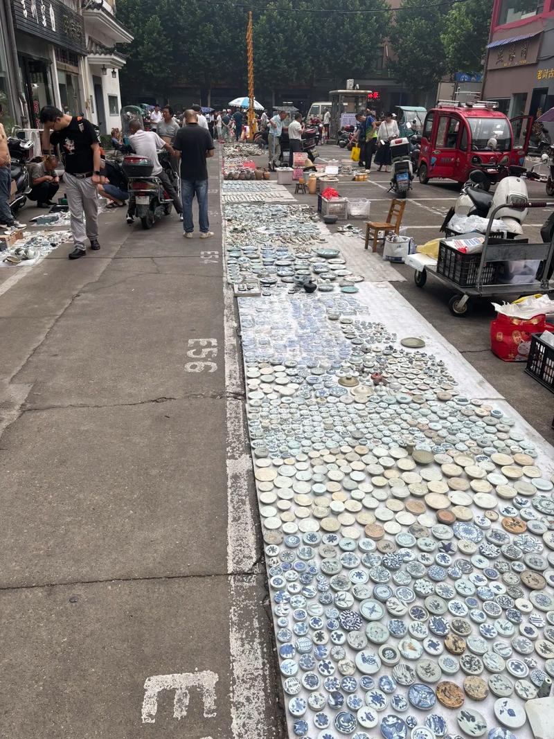 景德镇樊家井仿古瓷市场里摊主展示瓷片
