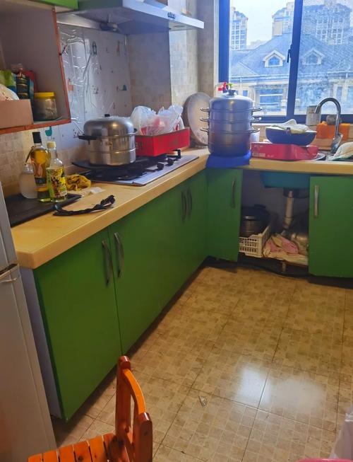 老式小厨房橱柜乱堆锅具场景
