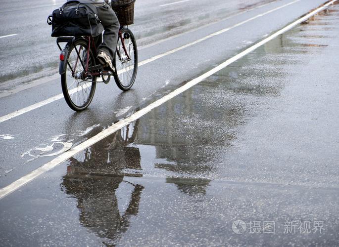 雨中骑车人自行车老式车铃特写
