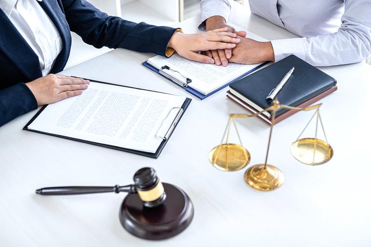 债务追偿律所律师与客户焦急沟通