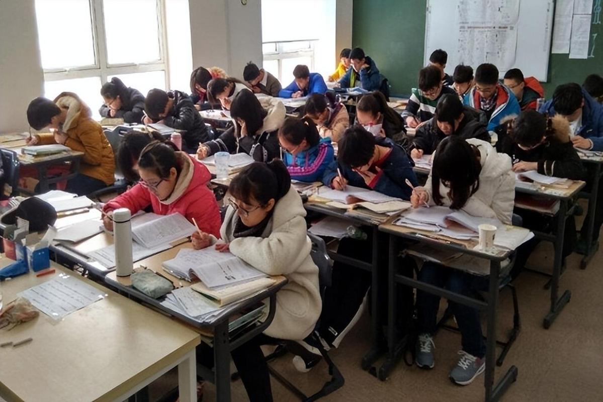 初中教室学生举手上课攒平时分场景