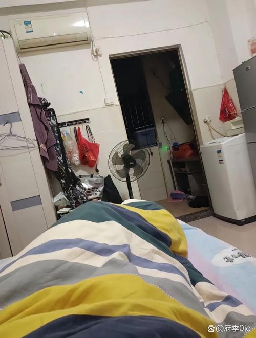 出租屋混乱床边远程办公场景