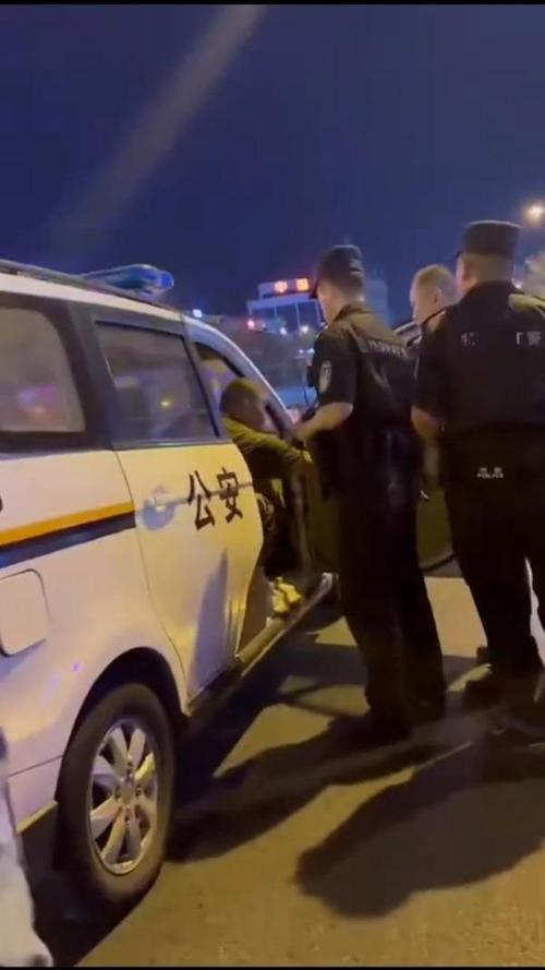 街头抢劫纠纷现场报警实拍图