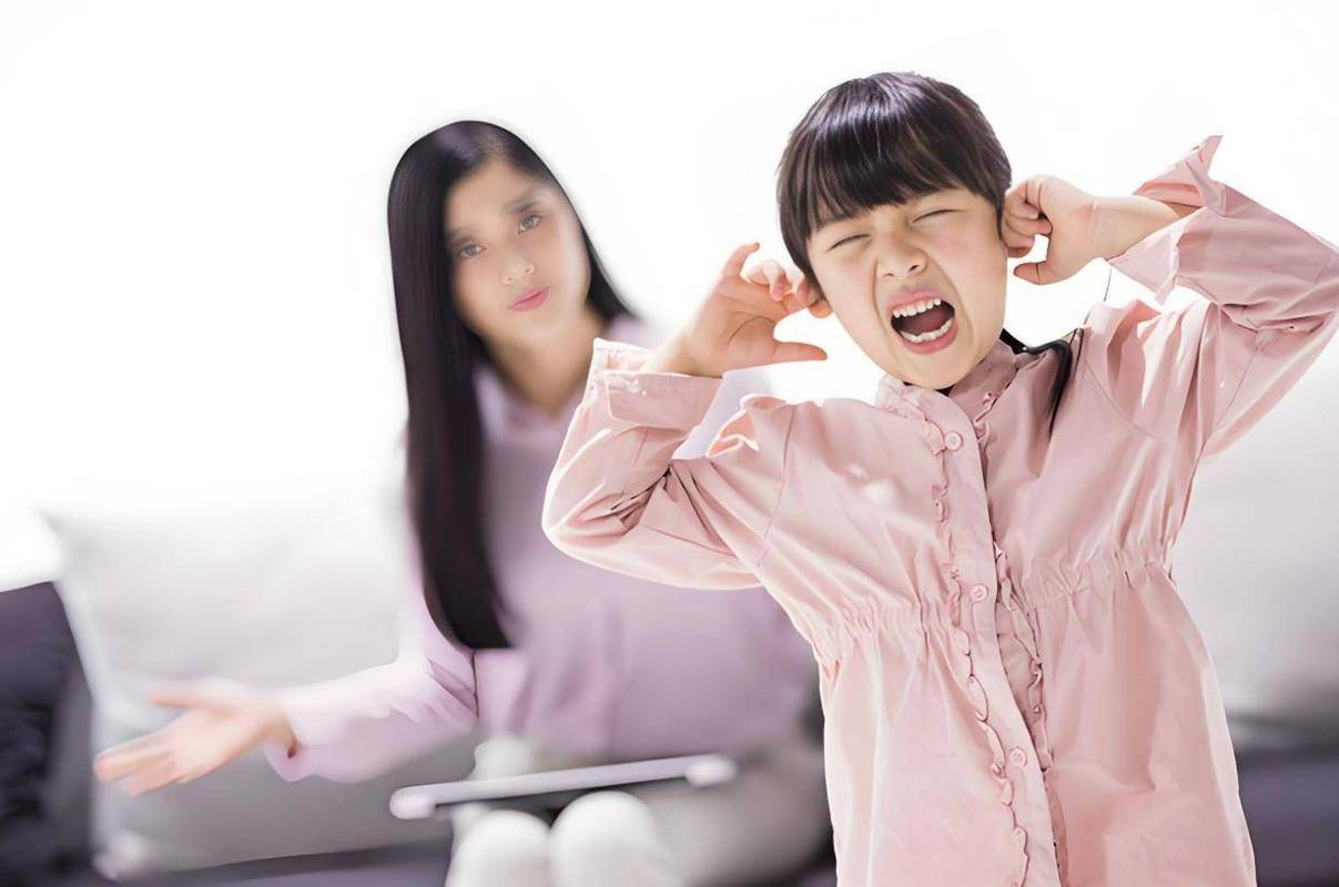 家长指责秩序敏感期哭闹孩子场景图