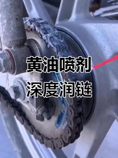 维修工给工业链条涂抹润滑脂