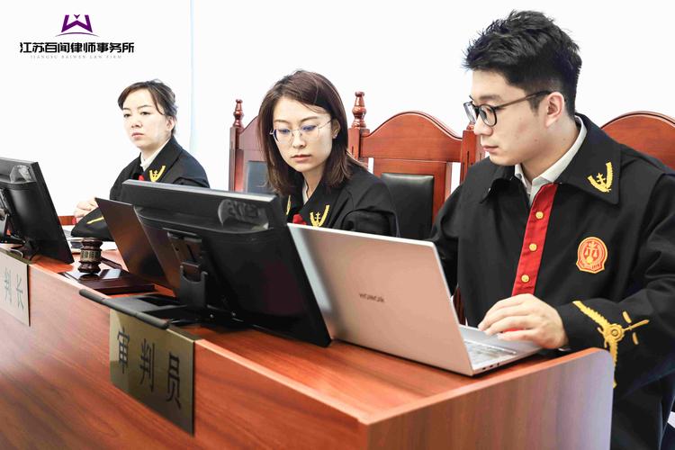 律师在法庭上挥拳激昂辩护特写照片