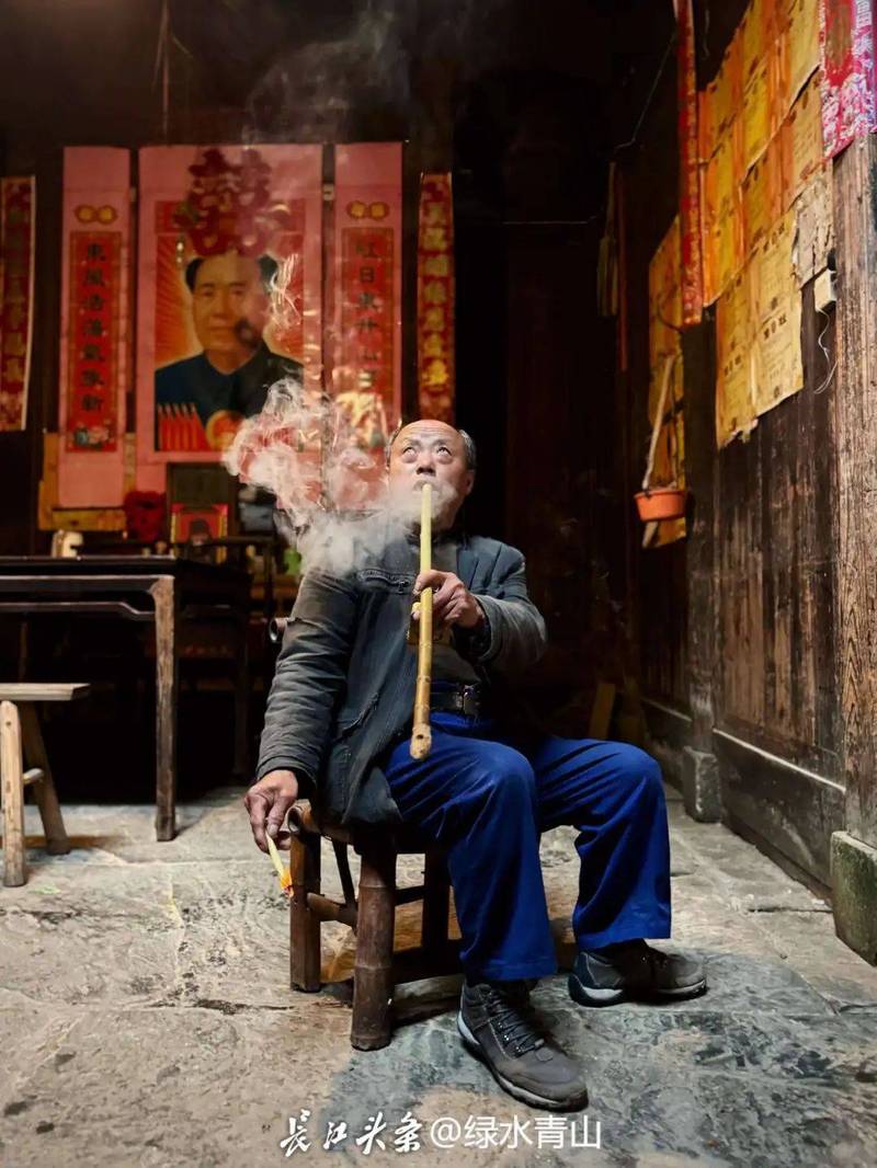 交通茶馆里吐烟圈的老人