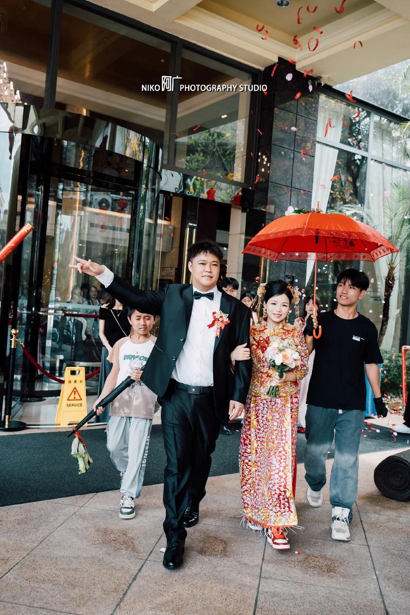 别以为新郎才是主角，公公穿错了照样抢戏