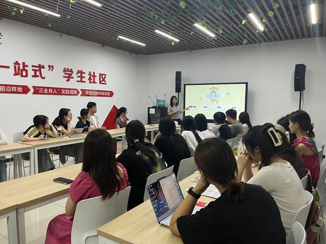 大学就业指导中心学生围坐咨询场景