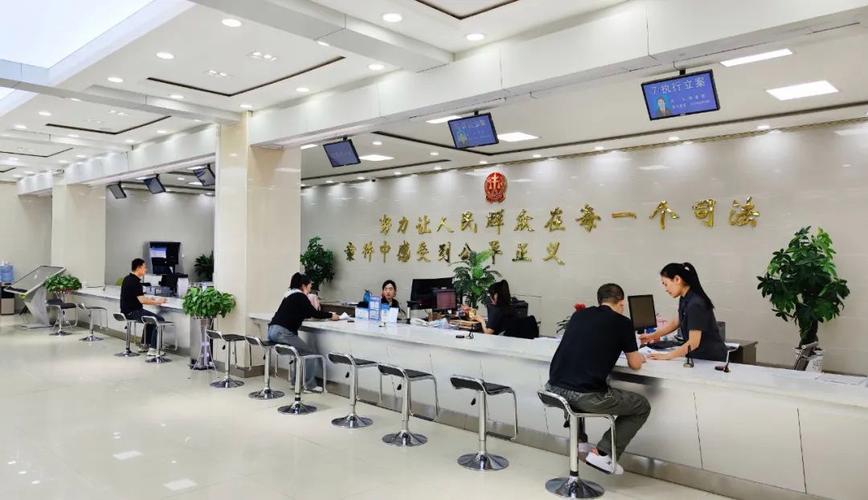 基层法院诉讼服务中心立案窗口实拍场景