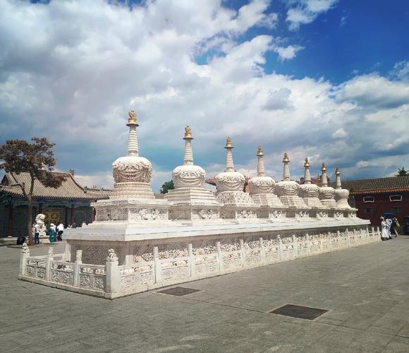 大昭寺入园处藏式白塔清晨排队场景