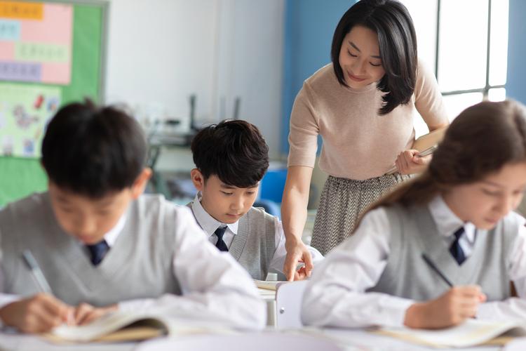 资源教师辅助多动症学生课堂学习