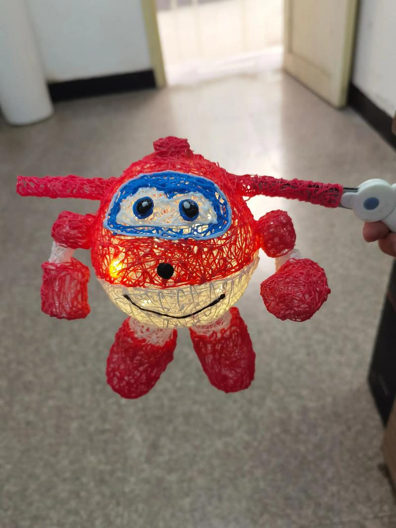 孩子用3D打印笔绘制创意作品