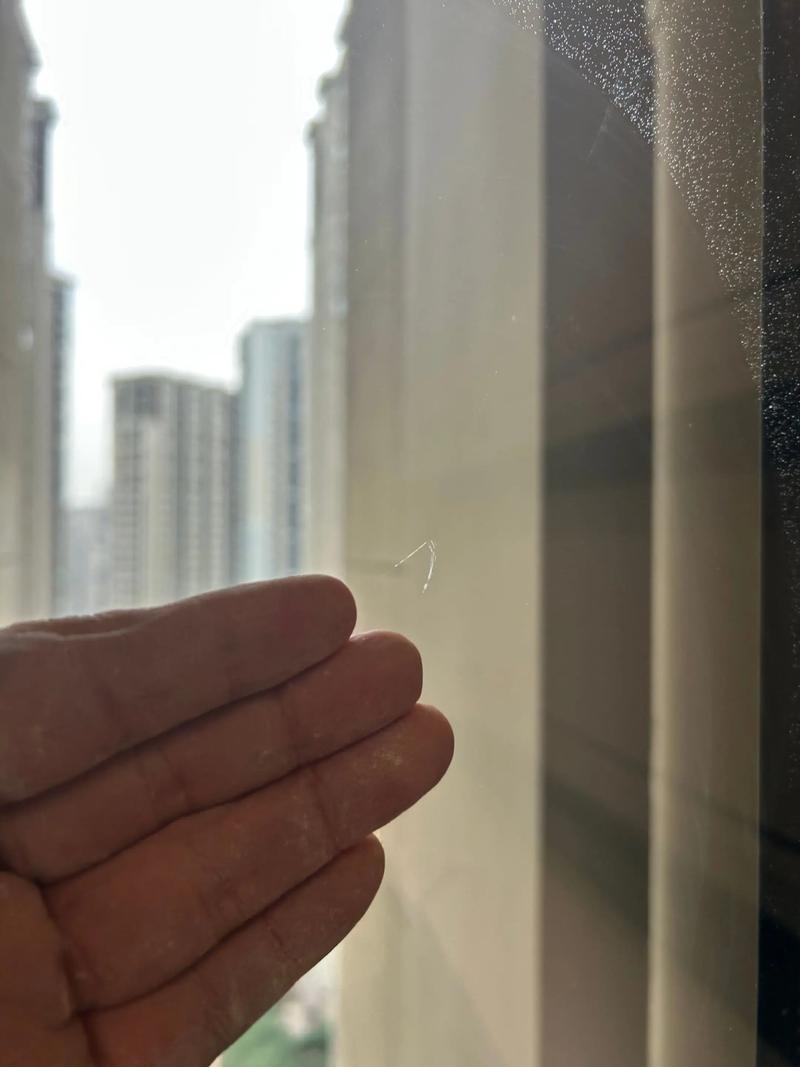 咖啡馆玻璃窗上细雨划过的痕迹