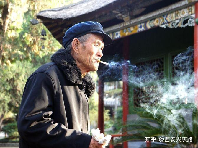 西安安定门城墙根唱秦腔抽旱烟的老人