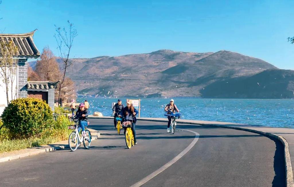大理环海西路才村段沿湖骑行绿道